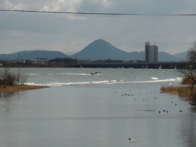 大荒れの琵琶湖北湖を今日もバスボートが走ってます（2月26日11時頃）