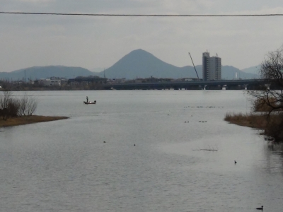 真野川河口沖で釣り中のボートをひさしぶりに見ました（3月3日11時20分頃）