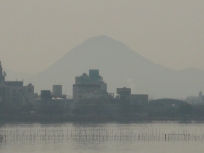 琵琶湖大橋西詰めから眺めた南湖は三上山がギリギリ見えるぐらい。PM2.5で霞んでるようです!!（3月8日9時頃）