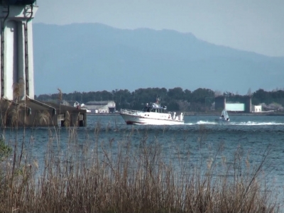 琵琶湖大橋をくぐって北へ向かう琵琶湖水上警察の警備艇ちくぶ