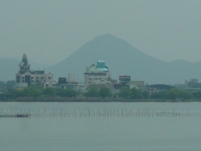琵琶湖大橋西詰めから眺めた三上山。今日も遠くの景色が薄ぼんやり霞んでます。PM2.5でしょうか!?（4月21日12時頃）
