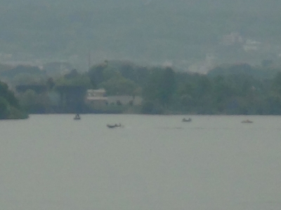 琵琶湖南湖烏丸半島沖で釣り中のボート。船団ができる程ではなくGW初日の琵琶湖はよく空いてました（4月29日10時30分頃）