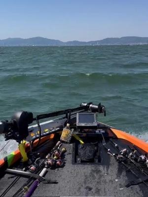 GW3日目の琵琶湖南湖は昼前頃まで南のアホ風で沖で釣りをするのが困難なぐらい荒れました（5月1日10時頃）
