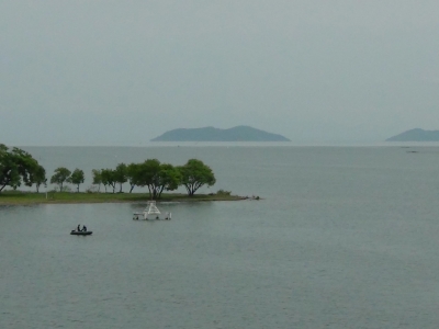 昼前の琵琶湖北湖は曇天軽風で穏やか。沖のど真ん中で釣り中のボートが見えます（5月5日10時40分頃）