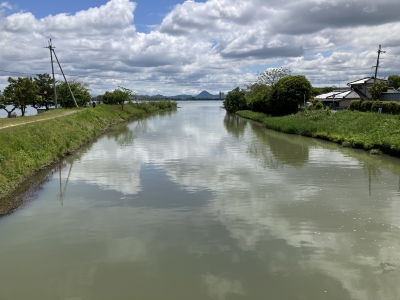 穏やかな真野川河口。フラットな水面に曇がきれいに写ってます。立ち込み釣りのアングラーは誰も来てませんでした（5月15日11時30分頃）