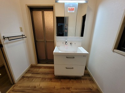 replace bathroom door (5)