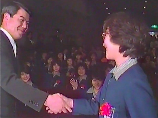 堀越高等学校卒業式ー岡田有希子さん担任の先生と最後の握手２