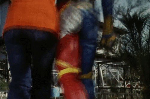 人造人間ヒーロー、キカイダーが二酸化マンガンにやられて身体が錆びついていく。