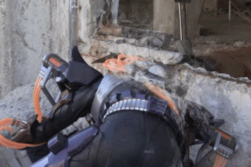おぼっちゃまヒーローの仮面ライダーサソードがスーツ破壊されてやられる。
