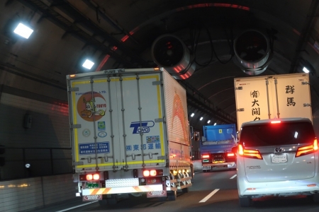 東名高速　トラック