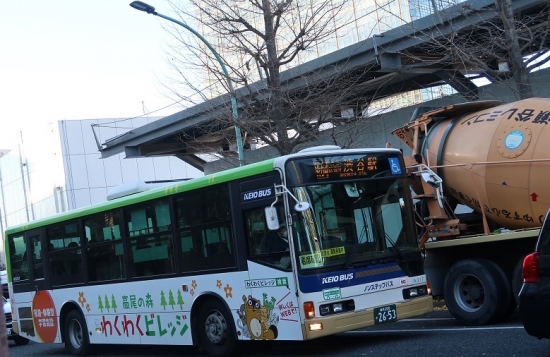 東京　ラッピングバス　高尾の森