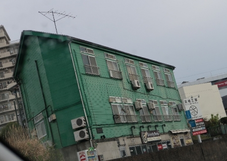 緑の建物