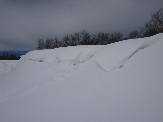 盛り上がる雪壁