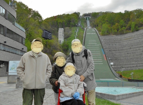 大倉山ジャンプ競技場　叔父夫妻、母と
