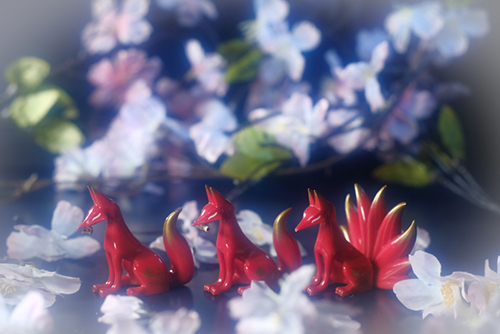 ツバキアキラが撮った、ガチャガチャ、SO-TA・狛狐。桜の紋様をまとった、お狐様たちを桜と一緒に。