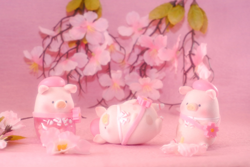 ツバキアキラが撮った、子豚のLuLu。桜の季節は過ぎましたが、さくらLuLuちゃん達は、いつだって桜満開なのです。