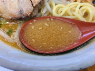 メンドコロスガ井　辛味噌ラーメン　スープ