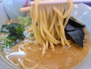 山岡家新和　ラーメン　麺スープ