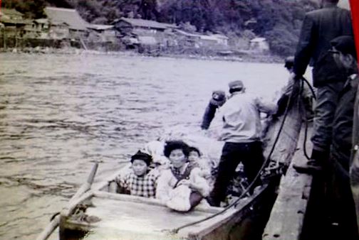 松前丸。両津の夷～鷲崎間を結んだ定期船。途中の村に寄港するために小舟が利用され乗客、貨物を積み降ろしした。写真は、北小浦の沿岸、左隅の大屋根は曹洞宗・西光寺。消防団30年頃