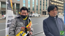 お母さんのきょう子さんの登場に顔をひきつらせる大川宏洋さん（左）とつばさの党代表黒川敦彦さん（右）